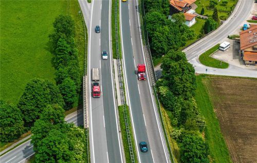 Die Autobahnbrücke zwischen Frasdorf und Ginnerting ist baufällig. Doch eigentlich käme ein Neubau der Unterführung einer Steuerverschwendung gleich, denn künftig soll es sie nicht mehr geben. Die Planungen für den Ausbau dieses Autobahnabschnitts sehen etwa 200 Meter weiter westlich eine neue Autobahnüberführung vor. Autobahn Südbayern / Felix Bonn