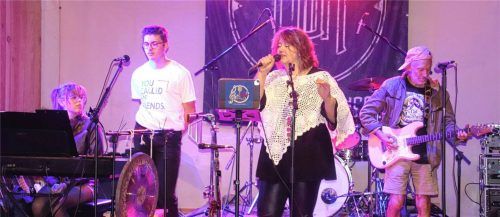 Die Band „Call of the Mountains“ eröffnete den Metal-Abend. Auf der Bühne stehen (von links) Maja Fuchs, Josef und Bärbel Weidmann sowie Gastgeber Hans Gastager. Arno Zandl