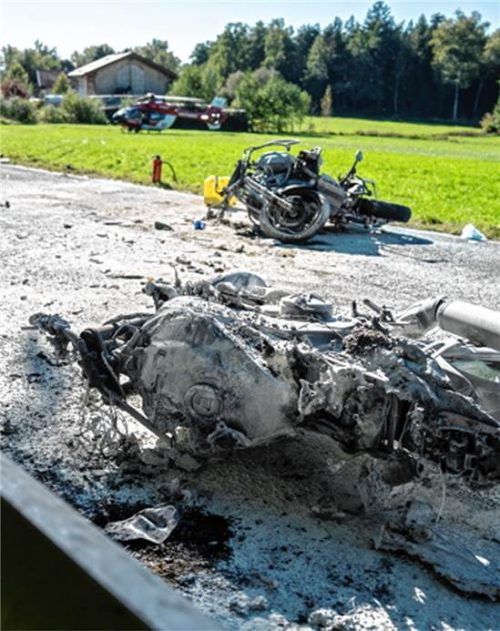Die beiden schweren Maschinen fingen nach dem Unfall sofort Feuer und brannten völlig aus. 112News/P. Sailer