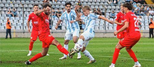 Die Buchbacher Defensive stand gut, hier klärten die Gäste gegen Fabio Wagner.Imago/Sven Simon