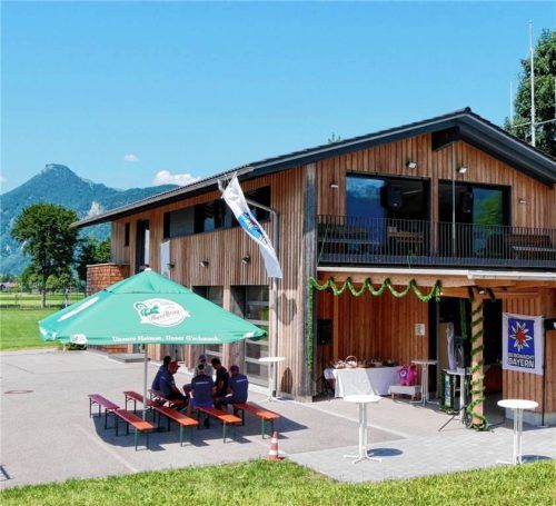 Die erweiterte Rettungswache der Bergwacht Oberaudorf mit festlich geschmücktem Eingangsbereich und Sitzgelegenheiten im Freien. Bergwacht Oberaudorf-Kiefersfelden