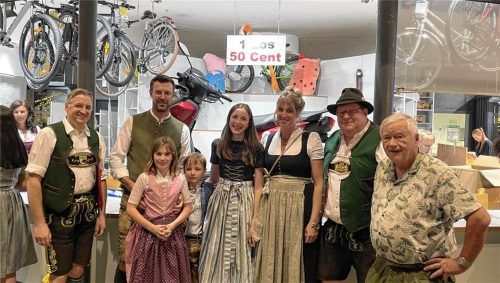 Die Familie Gruber aus Edling freut sich über einen der Hauptpreise, einen Motorroller, vom Glückshafen. Stadt Rosenheim