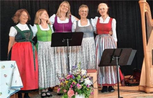 Die Flossinger Sängerinnen nehmen die Besucher mit auf eine metaphorische Reise. Ulrike Zöller