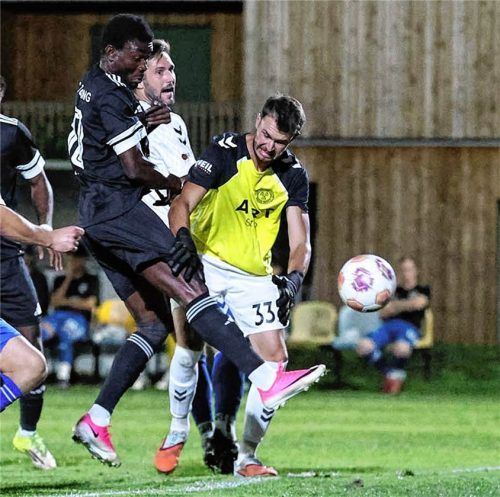 Die Führung für Töging: Endurance Ighagbon nutzt einen Torwartfehler und schiebt zum 1:0 ein.Zucker