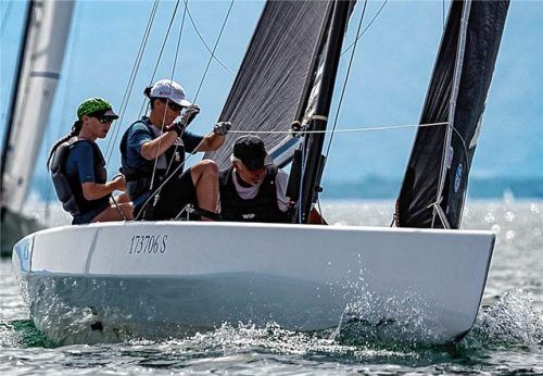 Die German Open der 5.5mR-Klasse des veranstaltenden Seebrucker Regatta-Vereins (SRV) erfüllten nicht nur in sportlicher Hinsicht alle Erwartungen. Hier das SRV-Jugendteam mit Anna Eisenreich (von links), Hanna Kahl und Hannes Bandtlow in Aktion.Robert Deaves/SRV
