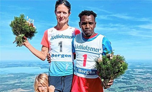 Die Gewinner des 52. internationalen Hochfellnberglaufs: Andrea Mayr aus Österreich und Petro Mamu aus Eritrea.Markus Müller