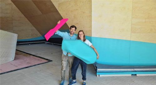 Die Griffe schon in der Hand: Fabian und Franziska Taigel vor der ersten Wand ihrer neuen Boulderhalle. Sautter