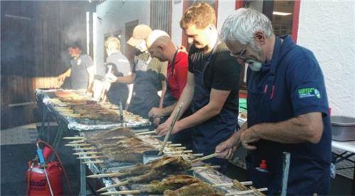 Die Grillmeister sorgten für leckere Steckerlfische. Bachmaier