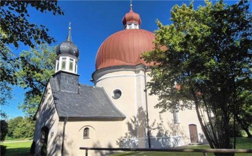 Die Heuwinklkapelle bei Iffeldorf im Pfaffenwinkel wird im örtlichen Dialekt „Heiwinkl“ genannt. Höfer