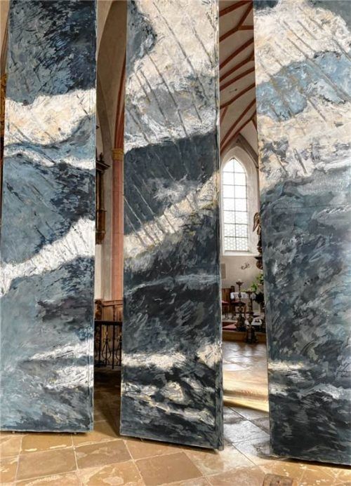 Die Installation von Andreas Legath zum Konzert „Il diluvio universale/Die große Sintflut“ in der Kirche St. Rupert in Altenbeuern. Ute Bößwetter
