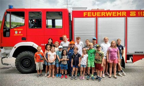 Die jungen Nachwuchs-Retter posieren stolz mit einer Betreuerin vor dem Feuerwehrfahrzeug der Feuerwehr Leonhardspfunzen. Andrea Weber