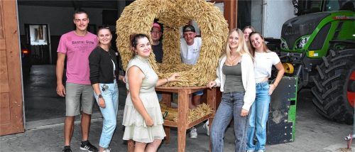 Die Katholische Landjugend Prutting präsentiert stolz die kunstvoll gebundene Erntekrone. Schlecker