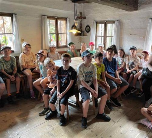 Die Kinder des Ferienprogramms lauschen gespannt den Erklärungen im Freilichtmuseum Massing. Privat