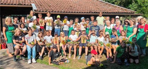Die Kinder und Helferinnen des Gartenbauvereins Halfing präsentieren stolz ihre beim Ferienprogramm entstandenen Kunstwerke. Liesi Daxenberger