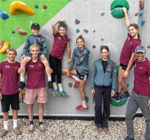 Die Klettermannschaft des Sebastian-Finsterwalder-Gymnasiums mit ihren Betreuern vor der Kletterwand in Berlin.