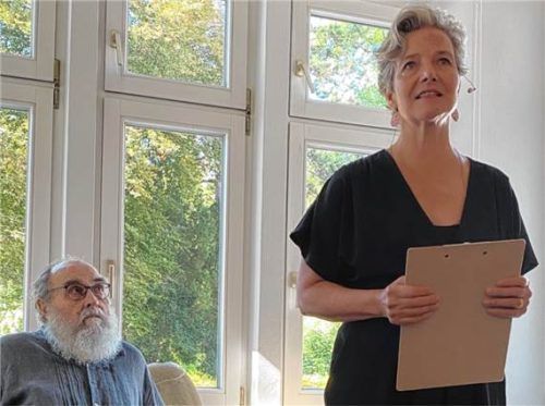 Die Kulturjournalistin Julia Cortis hielt die Einführungsrede zur Ausstellung des Künstlers Helmut Dirnaichner (links). Bößwetter