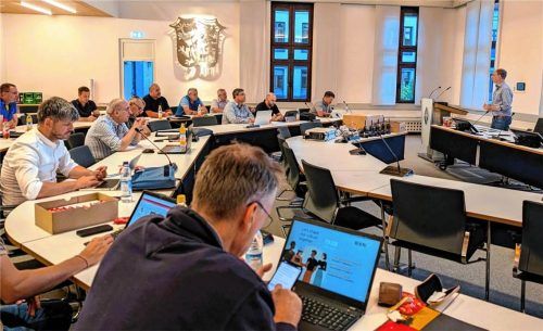 Die Mitglieder der Kreisbrandinspektion versammelten sich zur Herbstbesprechung im Sitzungssaal des Landratsamtes Traunstein. Hobmaier
