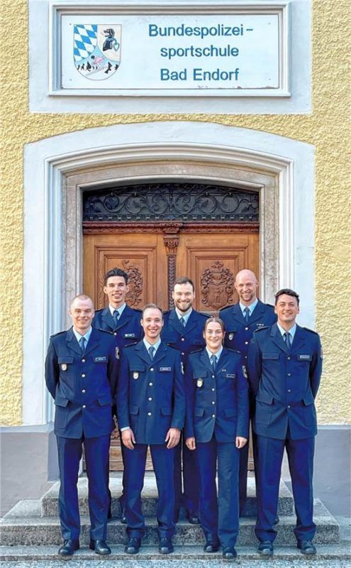 Die neuen Polizeikommissare: Hans Köllner (Biathlon), Luca Roth (Skispringen), Martin Hamann (Skispringen), Stefan Bötticher (Radsport), Hannah Neise (Skeleton), Alexander Schüller (Bob) und Yannik Angenend (Snowboard) freuen sich von links über ihre erfolgreiche Aufstiegsausbildung für den gehobenen Dienst. Bundespolizei