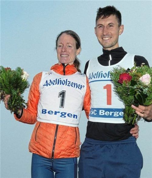 Die österreichische Ausnahme-Bergläuferin Andrea Mayr wird auch beim 52. Internationalen Hochfellnberglauf am kommenden Sonntag am Start stehen. Das Bild zeigt sie bei der Flower Ceremony 2025 mit dem Männer-Sieger Timotej Bečan.Markus Müller