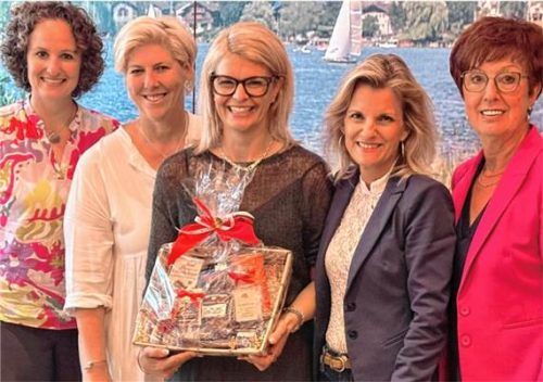 Die Pflegebevollmächtigte der Bundesregierung, Katrin Staffler (Mitte), war zu Gast in Rosenheim. Juliane Grotz (stellvertretende Vorsitzende der FU Rosenheim Land), Alexandra Linordner (Vorsitzende der FU Rosenheim-Stadt), CSU-Bundestagsabgeordnete Daniela Ludwig und Ulrike Plankl (stellvertretende Vorsitzende der FU Rosenheim-Stadt) (von links) bedankten sich bei der CSU-Bundestagsabgeordneten für ihren Impulsvortrag „Pflegereform in Deutschland“. Franz Knarr