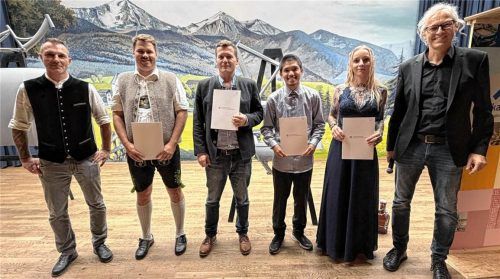 Die Prüfungsbesten der Maler- und Lackierer-Innung sind (von links) Fabian Aschauer (Maler Berchtesgaden), Maximilian Lechner (Lackierer), Adrian Estrella (Fachpraktiker) und Barbara Schwab (Maler Traunstein). Kreishandwerksmeister Michael Röling (ganz links) und Jürgen Zellerhoff, Obermeister der Maler-Innung Berchtesgadener Land (rechts), gratulierten.  Wittenzellner
