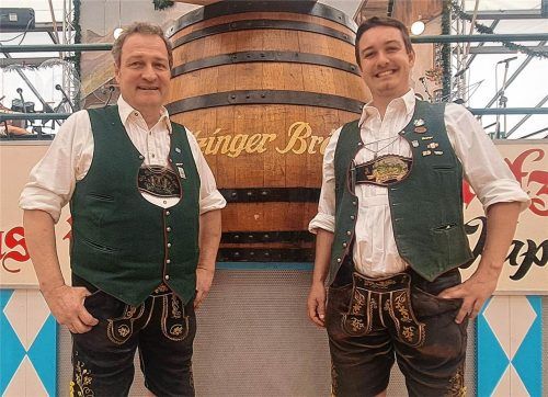 Die Ruhe vorm Festzelt-Sturm: Roland und Anian Merk am späten Vormittag im Flötzinger-Zelt. Michael Weiser