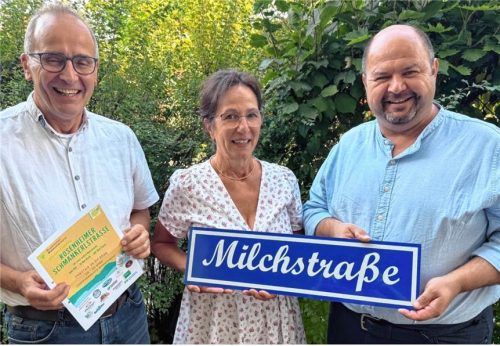 Die Schmankerlstraße in Rosenheim eröffnet am kommenden Freitag (25. September) ihre Pforten. Erstmals gibt es heuer wieder eine eigene Milchstraße – natürlich mit eigenem Straßenschild, das (von links) BBV-Kreisgeschäftsführer Martin Peus, Kreisbäuerin Katharina Kern und Kreisobmann Josef Andres präsentieren. Kotter