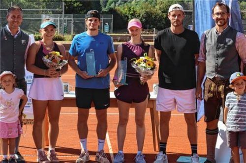 Die Sieger und Finalisten des Mangfalltal-Tennisturniers in Feldkirchen mit den Verantwortlichen.re