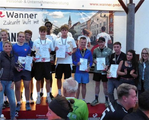 Die Siegerehrung beim zweiten Wanner-Charity-Business-Run mit den erfolgreichen Teilnehmern sowie Carolin Wanner (links) und Bürgermeisterin Claudia Hungerhuber. Wanner