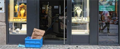 Die Tat dauerte nur Sekunden: Ende Juli krachten unbekannte Täter mit einem Auto in einen Juwelierladen in Rosenheim und stahlen Schmuck im Wert von 30.000 bis 40.000 Euro. Mischner