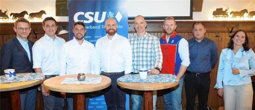 Die Teilnehmer des Arbeitskreises Polizei und Innere Sicherheit im Landkreis Traunstein: (von links) Moderator Andreas Nieß, Ruhpoldings Bürgermeister Justus Pfeifer, Bundestagsabgeordneter Siegfried Walch, Landtagsabgeordneter Konrad Baur, Kriminaldirektor Gerrit Gottwald, Tobias Vogl (Geschäftsführer der Bergwacht Bayern), Michael Klauser (Feuerwehrkommandant Unterwössen) und Regionalvorsitzende Veronika Wolf versammelten sich zum Dialog. Andreas Wittenzellner