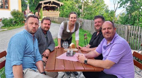 Die Teilnehmer von „Mein Lokal, Dein Lokal“ mit Gastgeberin Julia Hofbauer vor ihrem Mesnerwirt in St. Johann. Auch dabei sind (von links) Markus Schmiedhuber (Landgasthaus Suranger), Andreas Hörfarter (Gasthaus Klobenstein), Hannes Mayr (Post Kurbe) und Martin Heindl (Raitner Wirt). Kabel Eins