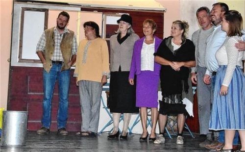 Die Theatergruppe Stephanskirchen bei den Proben für die Komödie „GleisGeisterei“. Schlecker