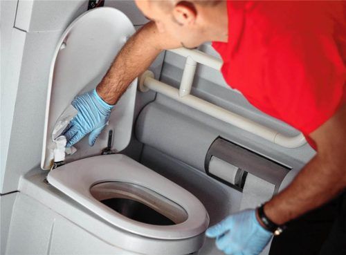 Die Toiletten in der BRB werden täglich gereinigt (Symbolbild). Daniel Reinhardt/picture alliance