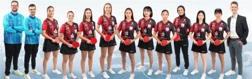 Die Trainer des SV-DJK Kolbermoor, Michael Fuchs und Florian Wiesener (links), sowie der stellvertretende Abteilungsleiter Christoph Kecht (rechts) werden die kommende Saison mit Laura Tiefenbrunner, Tijana Jokic, Enisa Sadikovic, Annett Kaufmann, Alina Zavarykina, Yunji Lee, Chi-Shiuan Chen, Dina Meshref, Haneul Kim und Manami Imaeda (von links) bestreiten. Es fehlt Kristin Lang.Gerhard Erlich