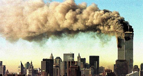 Die Türme des World Trade Centers brennen am 11. September in New York. Später fielen beide zusammen, nachdem sie von entführten Passagierflugzeugen getroffen worden waren. dpa