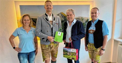 Die Vorsitzende des Achental Tourismus, Elisabeth Keihl (ganz links), Aschaus Bürgermeister Simon Frank (Zweiter von links), Schlechings Bürgermeister Thomas Müllinger (Dritter von links) und Aschaus Tourismuschef Herbert Reiter (ganz rechts) trafen sich zum Antrittsbesuch im Schlechinger Rathaus. Gemeinde Schleching
