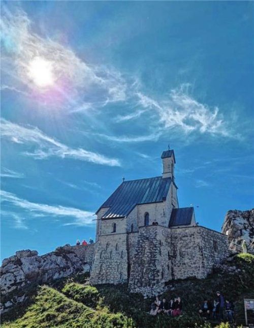 Die Wendelsteinkirche, die höchstgelegene Kirche Deutschlands, unter strahlend blauem Himmel. Hitzler