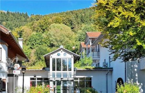 Die Zukunft des seit Herbst 2023 leer stehenden Hauses am Steinbach in Nußdorf bleibt offen. Der Gemeinderat lehnte eine vom derzeitigen Eigentümer beantragte Änderung des Bebauungsplans ab. Volkhard Steffenhagen