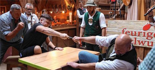 Die zweite Rosenheimer Meisterschaft im Fingerhakeln auf dem Herbstfest im Tatzlwurm. Aberle
