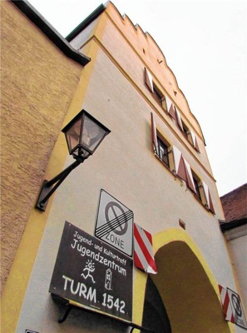 Diese Zeiten sind vorbei: Das Untere Tor in Neumarkt-St. Veit war einst Jugendzentrum. Das Schild ist inzwischen abmontiert, eine offizielle Jugendbewegung gibt es nicht mehr, der Turm wird nicht mehr genutzt.