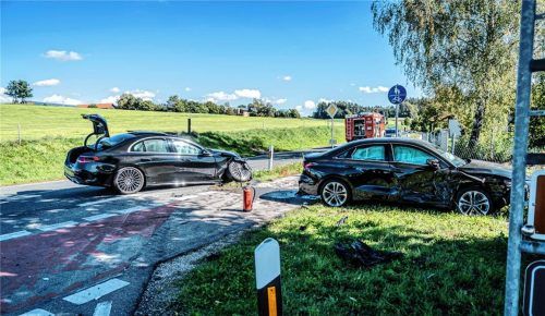 Diese zwei noblen Limousinen haben nach dem Unfall bei Pittenhart nur noch Schrottwert. 112News/P. Sailer
