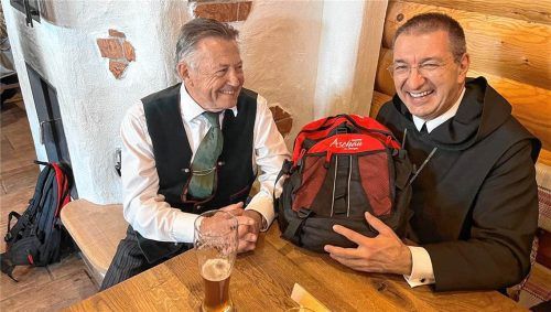 Dieter Höpfner, der Vorsitzende des Müllner-Peter-Freundeskreises, und Alt-Erzabt Korbinian Birnbacher hatten ihren Spaß. Hötzelsperger
