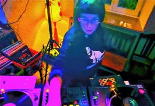 DJane Alex lässt die Vinylscheiben kreisen. re
