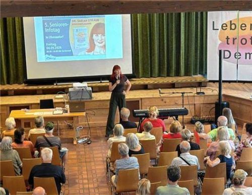 Dr. Sarah Straub spricht auf der Bühne vor einem Publikum im Kursaal über „Lebensmut trotz(t) Demenz“. Gemeinde Oberaudorf