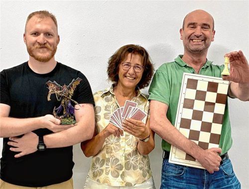Drei Vereine, drei Formen des Denksports: (von links) Max Schamberger vom Rosenheimer Tabletop Club, Ayla Durukan vom Bridge-Club Rosenheim und Béla Arnoczky vom Schachklub Mangfalltal. RTC Rosenheimer Tabletop Club