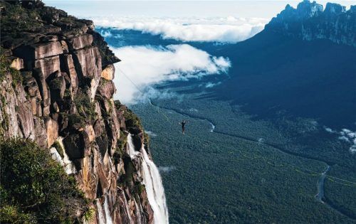 Ein Balanceakt in schwindelerregender Höhe: Slackliner Valentin Rapp produzierte in Venezuela einmalige Bilder. Rapp