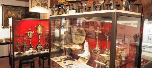 Ein Blick in die Räume des Pfarrmuseums Flintsbach mit historischen und religiösen Exponaten aus mehreren Jahrhunderten. Pfarrmuseum