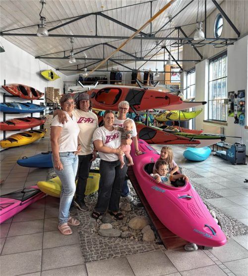 Ein Familienprojekt von Jürgen Prijon (Zweiter von links) seit 1997: Der Kajak-Sportshop in Rosenheim. Prijon