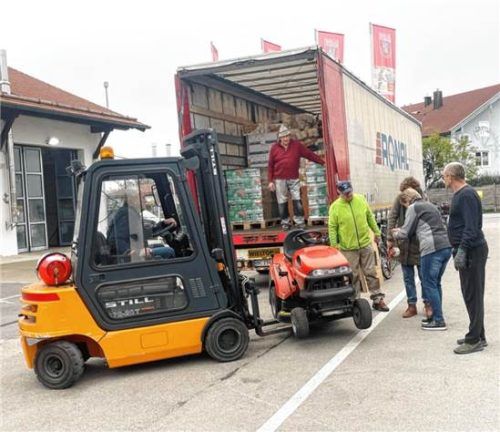Ein Gabelstapler hilft beim Beladen eines Lastwagens für einen Hilfstransport auf dem Gelände der Feuerwehr Prien. Hötzelsperger
